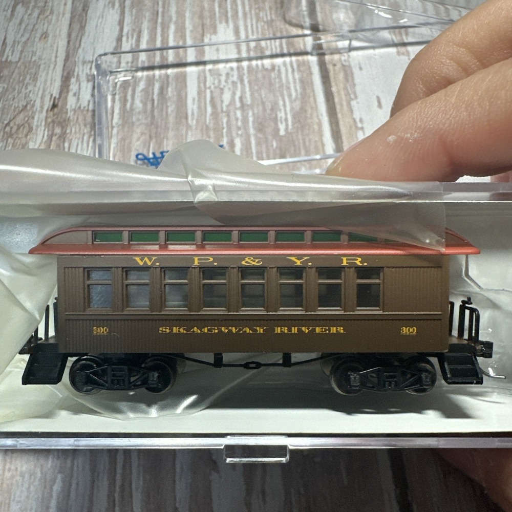 Athearn 99467 N Scale White Pass & Yukon Road Overton Coach Passenger #300